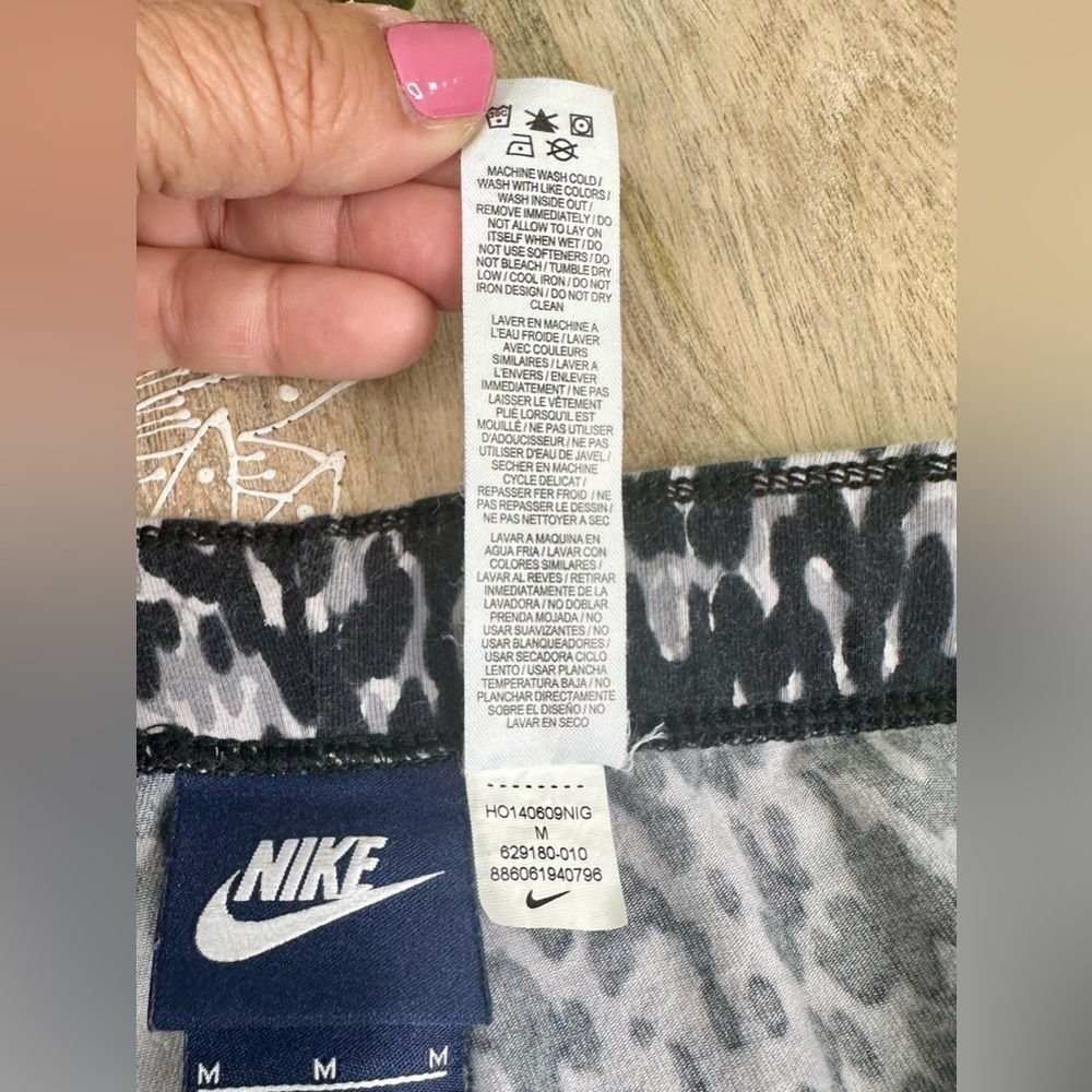 Nike Printed Leggings in Black, Gray, and White Size Medium - Picture 9 of 9